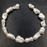 Жемчуг натуральный БАРОЧНЫЙ белый с ядром; нить 38см (#79)