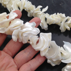 Бусины из натуральной Раковины, Перламутр; нить 38см