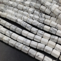 Говлит натуральный 6 граней 10*8мм (кахолонг); нить 38см