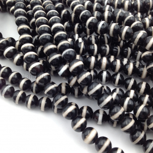 Натуральный Чёрный Агат с широкой полоской, размер 8мм; нить 37см