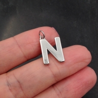 Буква "N" полированная; цвет платина