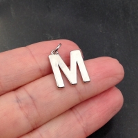 Буква "M" полированная; цвет платина
